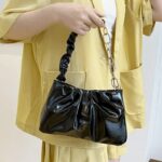 Siham sac à main d'épaule plissé noir - Accessoire chic pour femmes tenu à la main.