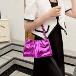 Siham sac à main d'épaule Plissé Rose - Sublimez votre style avec cet accessoire élégant, porté avec grâce par des femmes modernes."