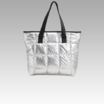 Explorez le luxe de Maïssane avec son sac à main fourre-tout argenté matelassé, une pièce d'exception à découvrir dans la collection de la prestigieuse Izamel Boutique.