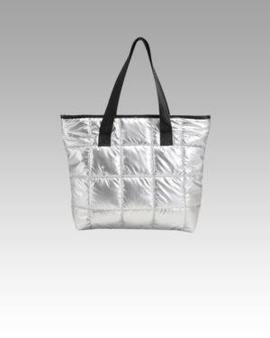 Maïssane-sac-à-main-fourre-tout-argenté-matelassé-femme-boutique-izamel Explorez le luxe de Maïssane avec son sac à main fourre-tout argenté matelassé, une pièce d'exception à découvrir dans la collection de la prestigieuse Izamel Boutique.