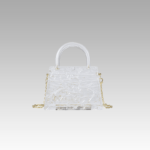 Le sac à main Megan blanc craquelé, symbole de sophistication, exposé avec élégance dans la boutique Izamel.