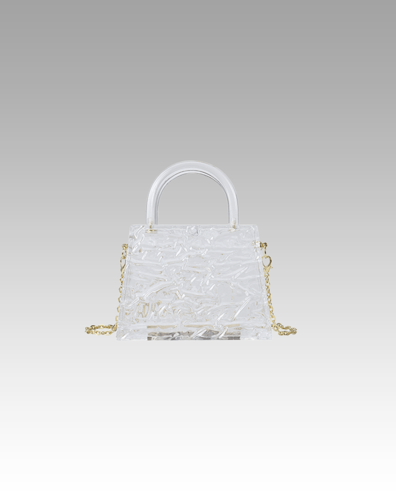 Le sac à main Megan blanc craquelé, symbole de sophistication, exposé avec élégance dans la boutique Izamel.