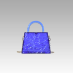 Le sac à main Megan bleu craquelé, symbole de style, exposé avec élégance dans la boutique Izamel.