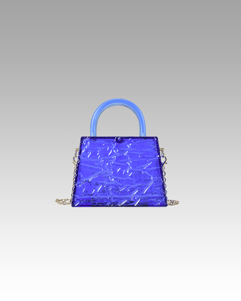 Le sac à main Megan bleu craquelé, symbole de style, exposé avec élégance dans la boutique Izamel.
