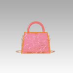 Le sac à main Megan corail craquelé, symbole de style, exposé avec raffinement dans la boutique Izamel.