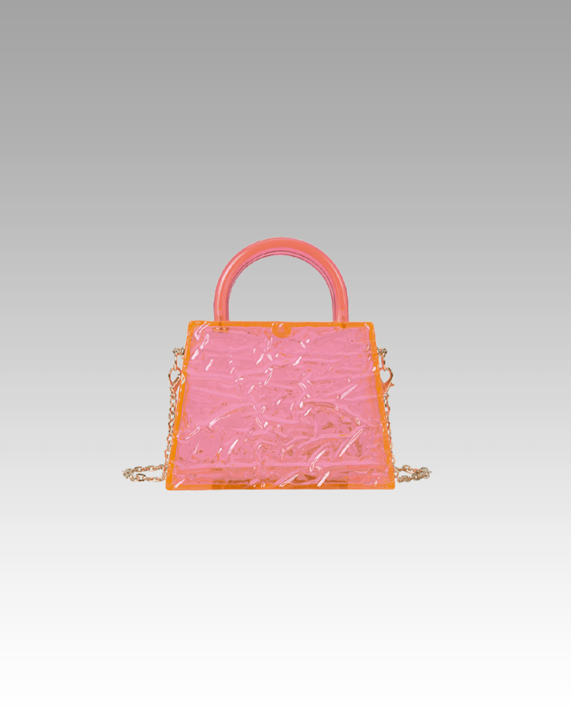 Le sac à main Megan corail craquelé, symbole de style, exposé avec raffinement dans la boutique Izamel.