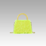 Le sac à main Megan jaune fluo craquelé, symbole de style, exposé avec raffinement dans la boutique Izamel.