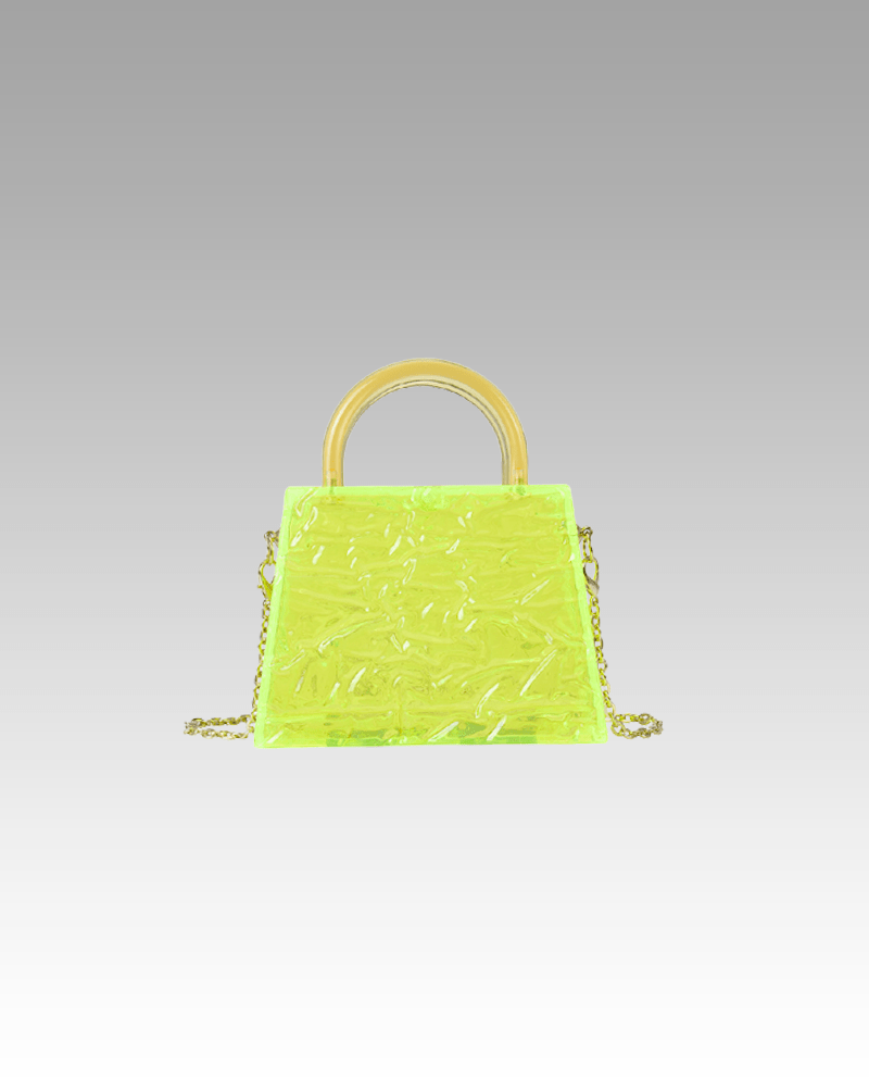 Le sac à main Megan jaune fluo craquelé, symbole de style, exposé avec raffinement dans la boutique Izamel.