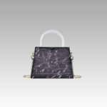 Le sac à main Megan noir craquelé, symbole de sophistication, exposé avec élégance dans la boutique Izamel.