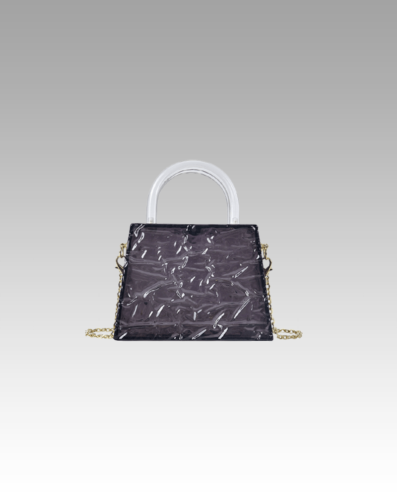 Le sac à main Megan noir craquelé, symbole de sophistication, exposé avec élégance dans la boutique Izamel.