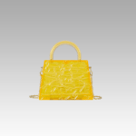 Le sac à main Megan orange craquelé, symbole de style, exposé avec élégance dans la boutique Izamel.