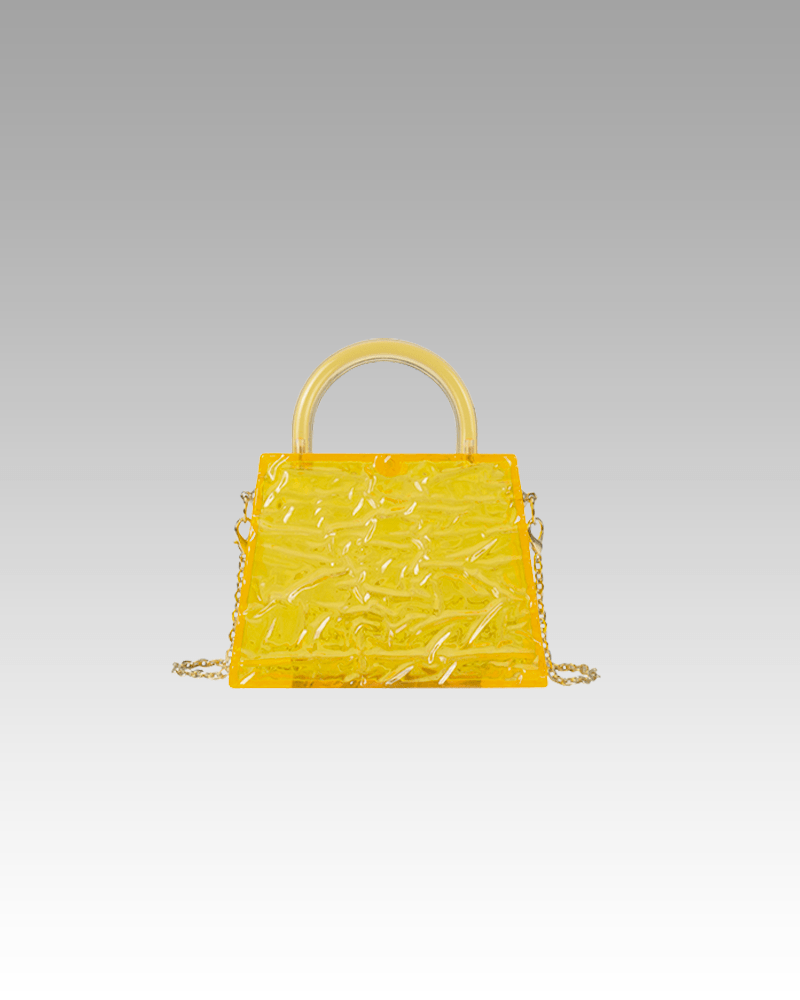 Le sac à main Megan orange craquelé, symbole de style, exposé avec élégance dans la boutique Izamel.