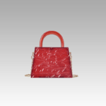Le sac à main Megan rouge craquelé, symbole de style, exposé avec élégance dans la boutique Izamel.