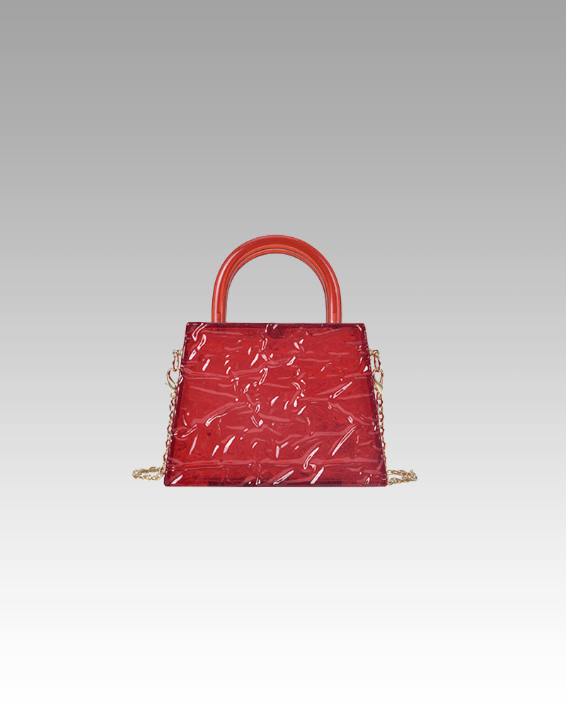 Le sac à main Megan rouge craquelé, symbole de style, exposé avec élégance dans la boutique Izamel.