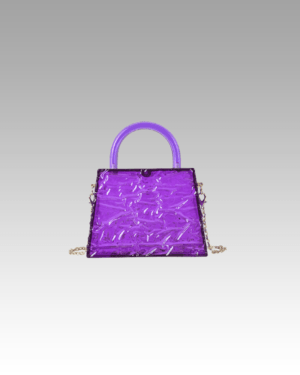 Megan-sac-à-main-violet-craquelé-femme-boutique-izamel Le sac à main Megan violet craquelé, symbole de style, exposé avec élégance dans la boutique Izamel.