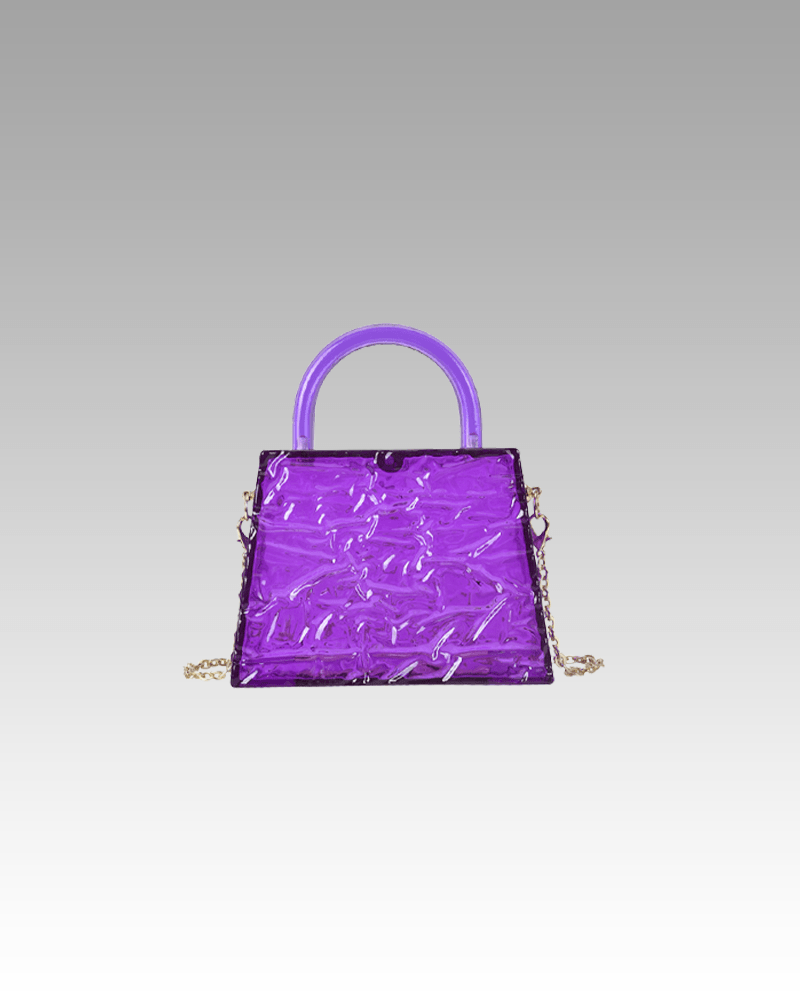Le sac à main Megan violet craquelé, symbole de style, exposé avec élégance dans la boutique Izamel.
