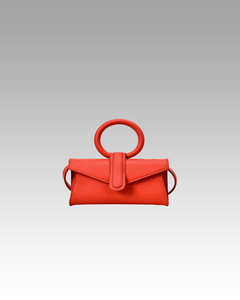 Découvrez le sac à main en similicuir rouge Jasmine, un must-have pour toutes les femmes, disponible dans la boutique Izamel.