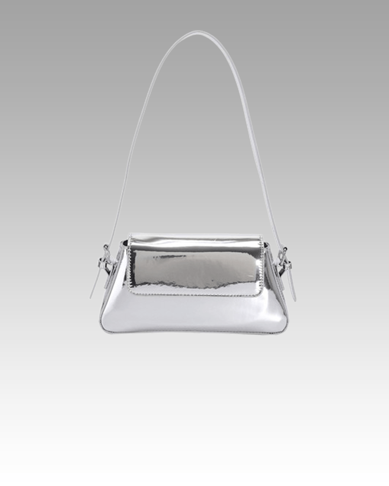 Explorez l'élégance scintillante avec le sac à main Molly en vernis argenté, un choix raffiné porté épaule pour sublimer votre style. Exclusivement chez Izamel.