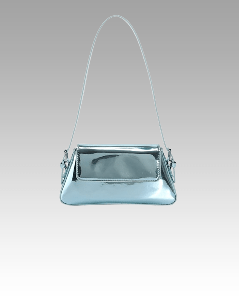 Faites une déclaration de mode avec le sac à main Molly en vernis bleu, un choix élégant porté épaule pour rehausser votre allure. Exclusivement chez Izamel.