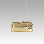 Faites rayonner votre style avec le sac à main Molly en vernis doré, un choix luxueux porté épaule pour une touche de glamour. Exclusivement chez Izamel.