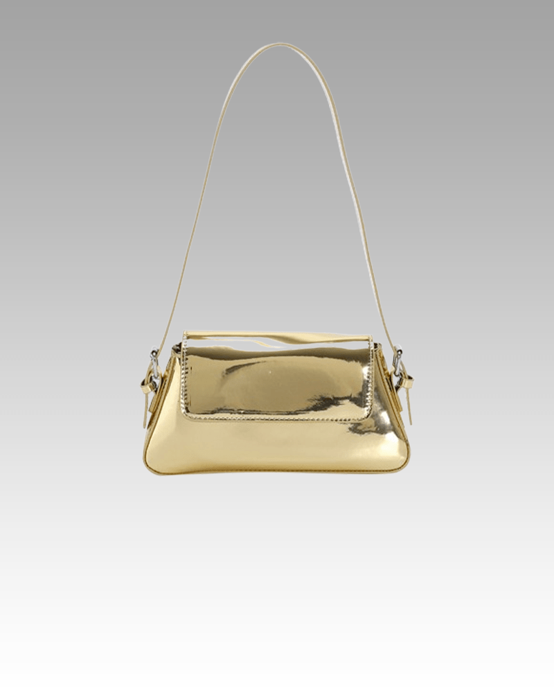 Faites rayonner votre style avec le sac à main Molly en vernis doré, un choix luxueux porté épaule pour une touche de glamour. Exclusivement chez Izamel.
