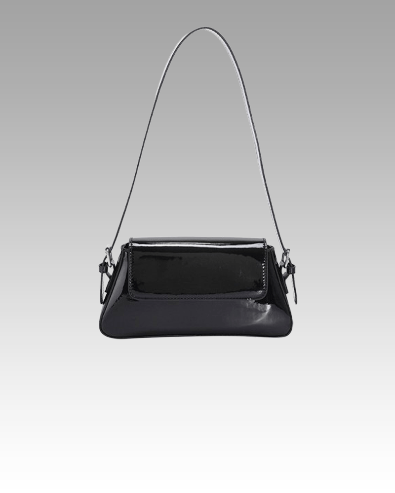 Découvrez le sac à main Molly, un accessoire de mode incontournable en vernis noir, idéal pour un porté épaule stylé. Disponible dans la boutique Izamel.