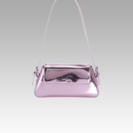 Découvrez le sac à main Molly en vernis rose, un compagnon chic porté épaule pour sublimer votre style. Disponible exclusivement chez Izamel.