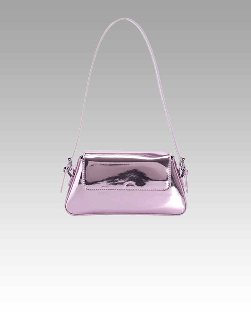Découvrez le sac à main Molly en vernis rose, un compagnon chic porté épaule pour sublimer votre style. Disponible exclusivement chez Izamel.