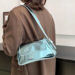 Affichez votre goût sophistiqué avec le sac à main Molly en vernis bleu, un choix élégant porté à l'épaule, ajoutant une touche de couleur à votre allure.