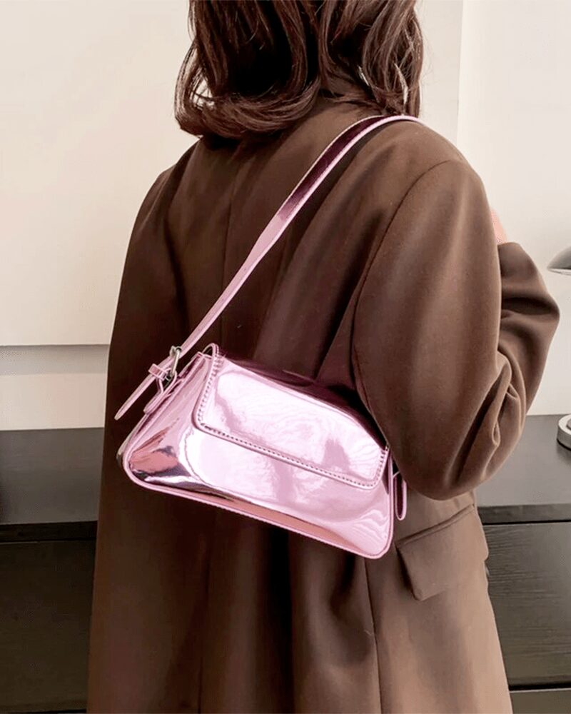 Célébrez la féminité avec le sac à main Molly en vernis rose, une pièce délicate et tendance portée gracieusement à l'épaule, ajoutant une touche de romantisme à votre style.