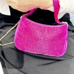 Sac à main rose Alison avec strass - Femme le portant au bras