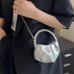 Sac à main similicuir argenté avec poignée strass - Accessoire de mode étincelant pour femmes.