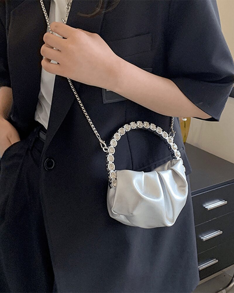 Sac à main similicuir argenté avec poignée strass - Accessoire de mode étincelant pour femmes.