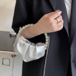 Sac à main similicuir argenté avec poignée strass - Une touche de glamour portée avec aisance sous le bras.