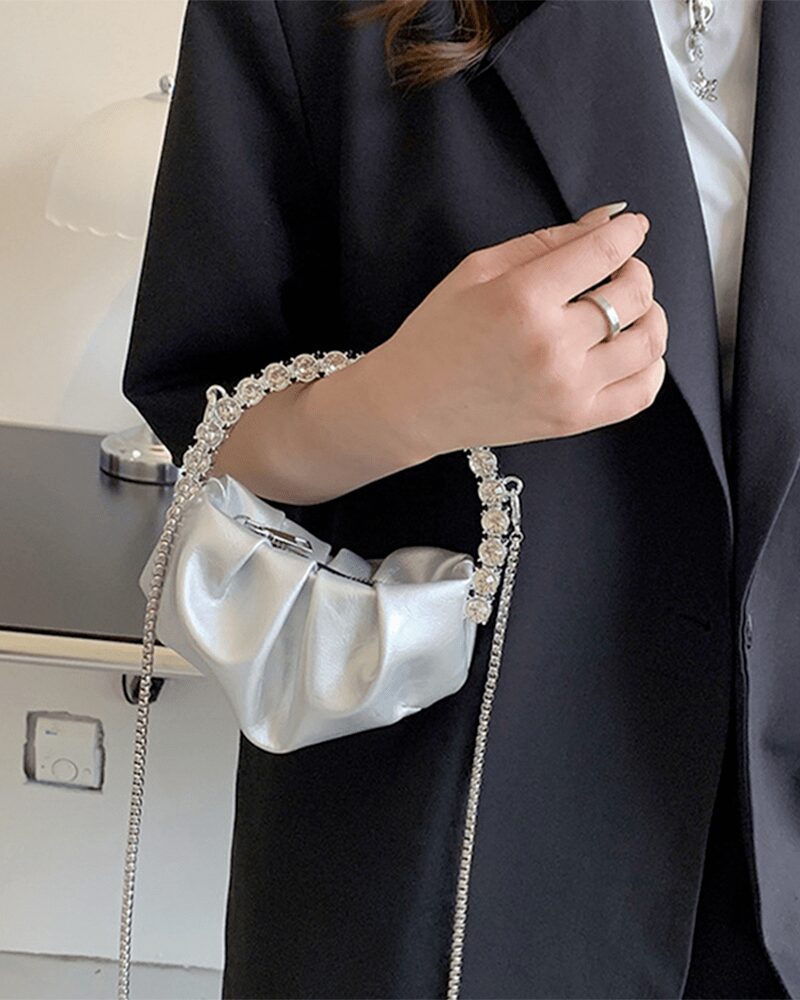 Sac à main similicuir argenté avec poignée strass - Une touche de glamour portée avec aisance sous le bras.