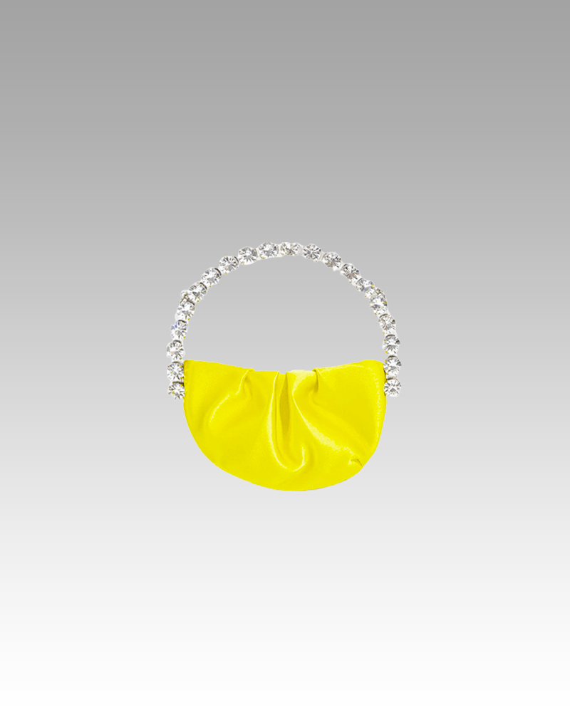 Le sac à main Crystal en similicuir jaune, sublimé par une poignée étincelante de strass, une touche de glamour incontournable pour les femmes chez Izamel.