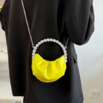 Sac à main similicuir jaune avec poignée strass - Accessoire de mode étincelant pour les femmes modernes.