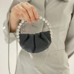 Sac à main similicuir noir avec poignée strass - L'essence du chic pour les femmes élégantes.