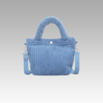 Découvrez le Daisy Sac à Main Fourre-Tout en Velours Côtelé Bleu, une fusion parfaite de style et de confort, offert exclusivement dans la boutique Izamel pour les femmes à la recherche de l'ultime accessoire.