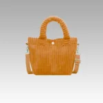 Explorez le Sac à Main Daisy en Velours Côtelé Orange chez Izamel, un accessoire mode qui incarne la vitalité et l'audace, ajoutant une touche vibrante à votre style.