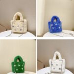 Sac à main Elisa en peluche avec strass - Présentation détaillée sous divers angles, disponible dans une gamme de couleurs variées.