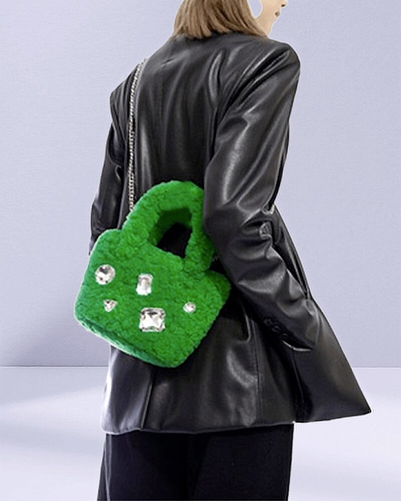 Sac à main Elisa en peluche vert avec strass - Accessoire de mode chic porté en bandoulière par une femme.