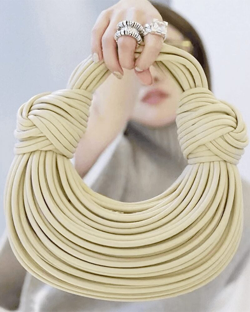 Sac à main Gaby tissé beige, tenu par une femme.