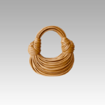 Sac à main Gaby tissé caramel, porté par une femme dans la boutique Izamel.
