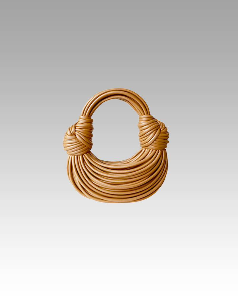 Sac à main Gaby tissé caramel, porté par une femme dans la boutique Izamel.