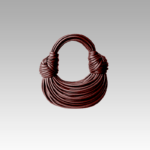 Sac à main Gaby tissé chocolat, porté par une femme dans la boutique Izamel.