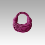 Sac à main Gaby tissé framboise, porté par une femme dans la boutique Izamel.