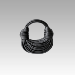 Sac à main Gaby tissé noir, porté par une femme dans la boutique Izamel.