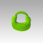 Sac à main Gaby tissé vert clair, porté par une femme dans la boutique Izamel.