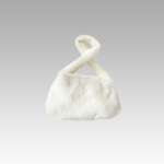 Sac à main blanc Jamie en peluche, accessoire de mode pour femmes disponible chez Izamel.